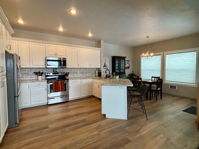 Foto del edificio - Victor - 4BR 3.5 Bath Townhouse Attached Garage