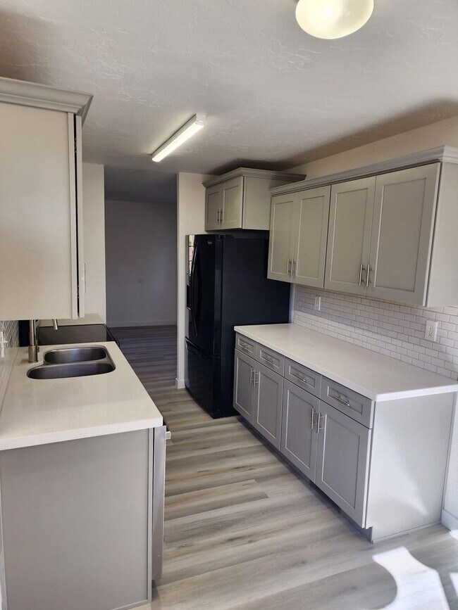 Foto del edificio - LOCATED IN HILDALE, UT - Newly Remodeled 3...