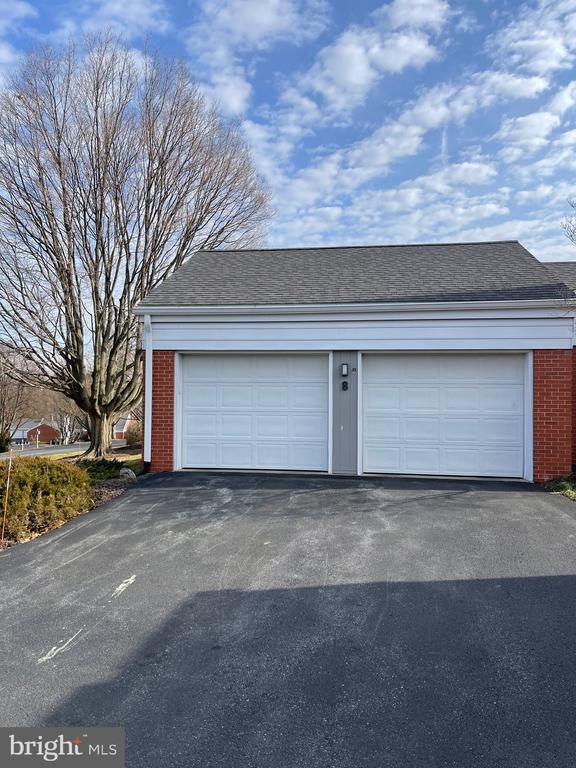 Building Photo - 8 Spring Creek Manor