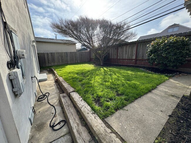 Building Photo - Spacious 4 Bedroom/2Bathroom Home in South...