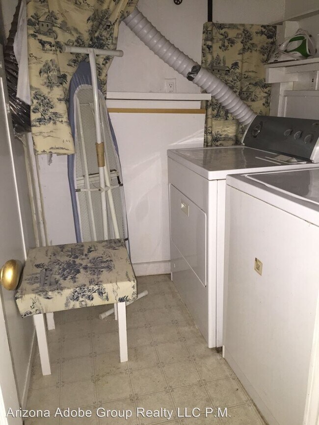 Building Photo - Studio, 1 bath House - 639 Center Ave.