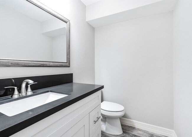 Building Photo - 5528 Beverly Hill St