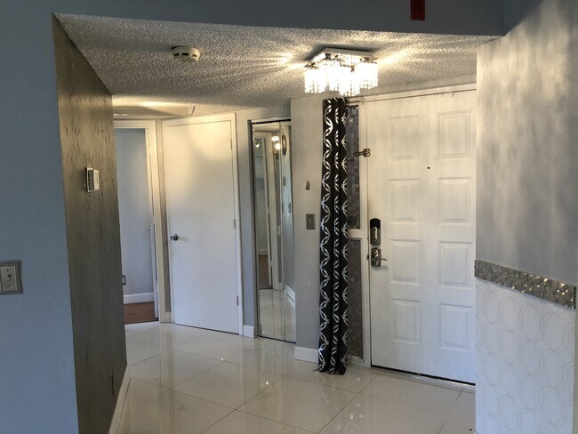 Building Photo - Stunning 3 bedroom 2 bathroom unit available now at Optima Village