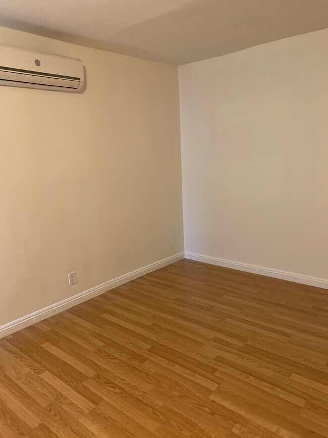 Foto del edificio - 1909 N Hollywood Way