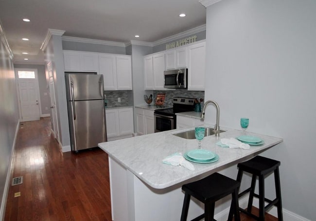 Building Photo - 703 Portland St