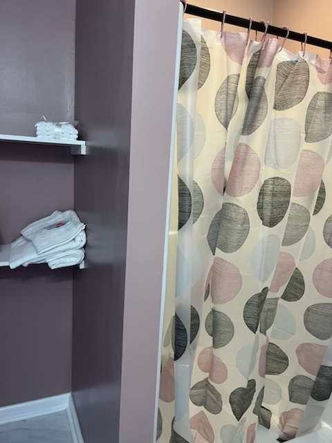 Lovely shower and closet - 5755 US Highway 17 N