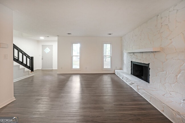 Foto del edificio - 7156 Whitfield Dr