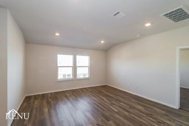 Foto del edificio - Now Available!