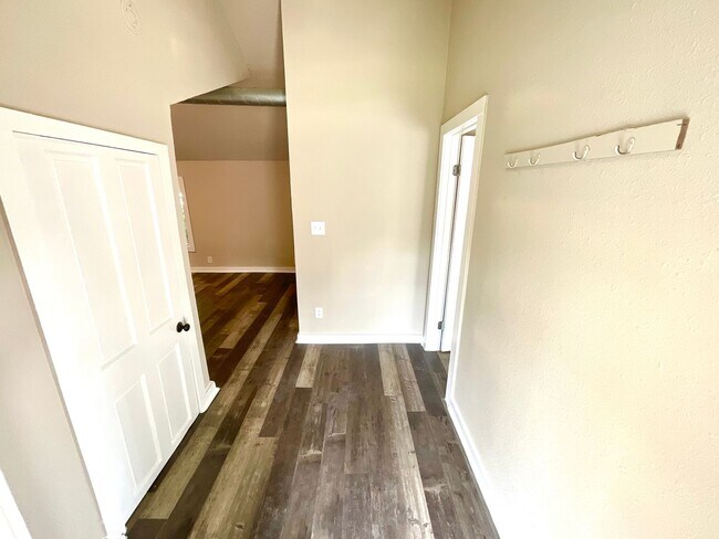 Foto del edificio - Spacious 2-Bedroom Home Steps from Restaur...