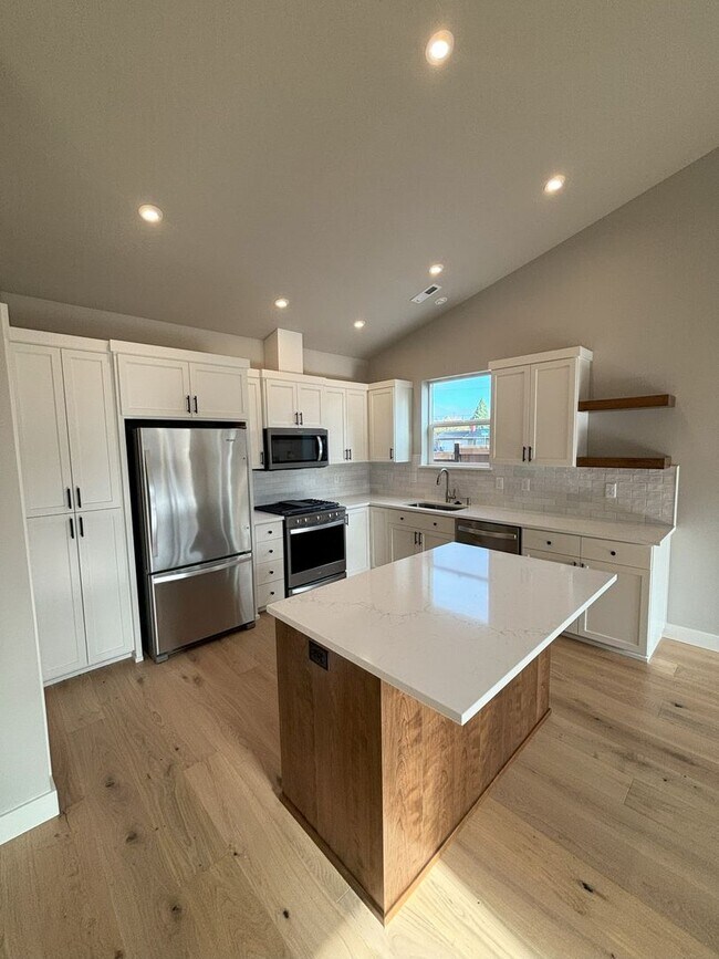 Foto del edificio - Gorgeous Built 3 Bed/ 2 Full Bath Home clo...