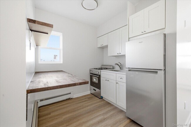 Foto del edificio - 475 W Broadway