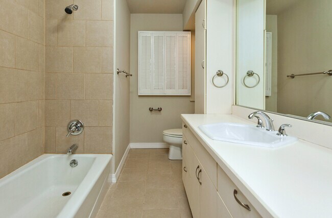 Foto del edificio - Spacious 4 bedroom 2 bathroom home
