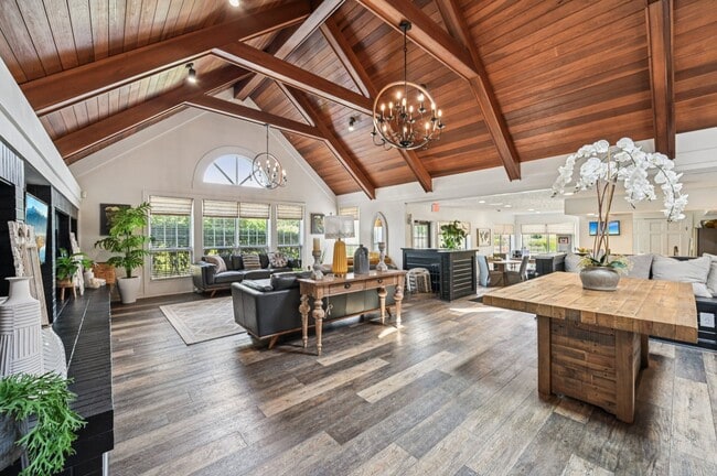 Building Photo - Island Club