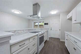 Building Photo - 11805 Southlake Dr