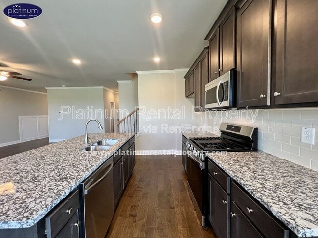 Building Photo - 2360 Manor Pointe Dr