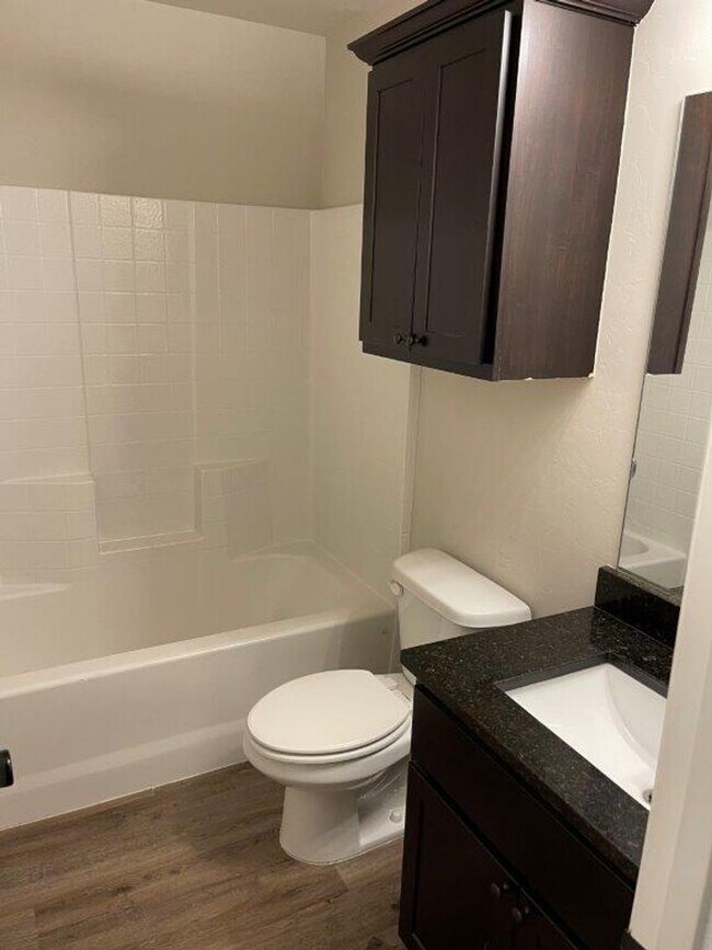 Foto del edificio - 3 bed duplex, all luxury vinyl plank, open...