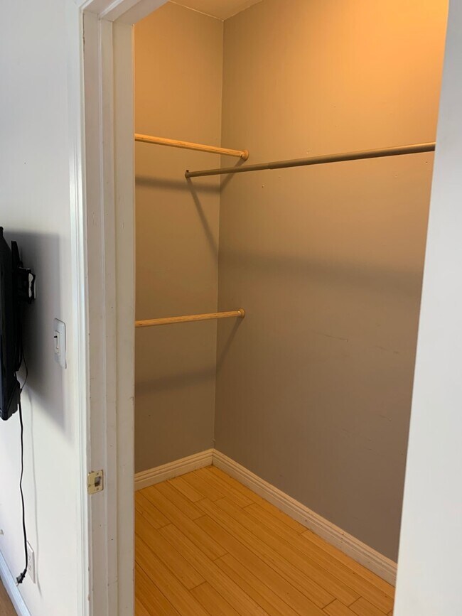 Vestidor - 1402 W Olympic Blvd