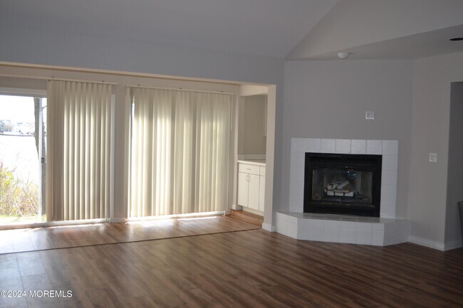 Foto del edificio - 222 Waters Edge Dr