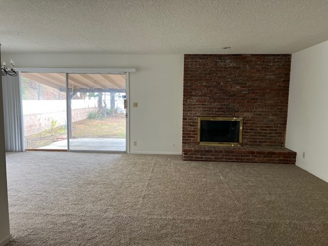 Building Photo - Hillside 3 Bed / 1 3/4 Bath Ranch Style Ho...