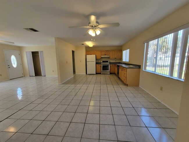 Building Photo - 2466 Lakeshore Cir