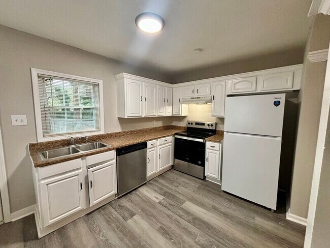 Building Photo - 6161 Susan Ln