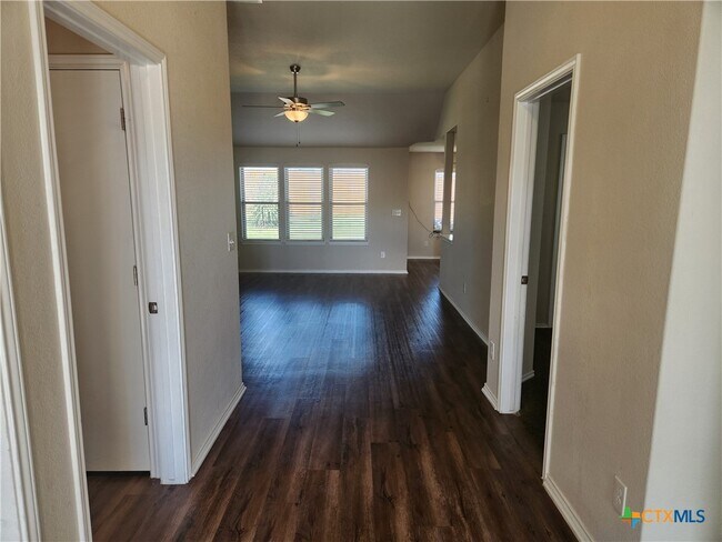 Foto del edificio - 2320 Petersburg Ln