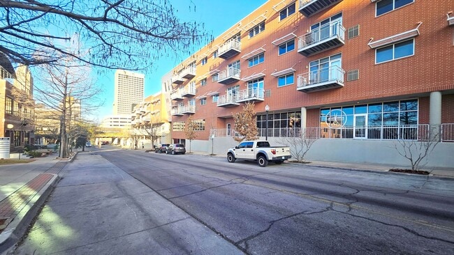 Building Photo - Downtown Living