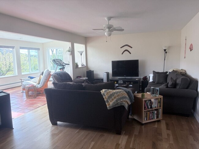Building Photo - Beautiful Crestview home