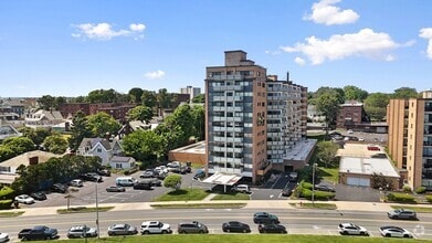 Building Photo - 300 Lynn Shore Dr
