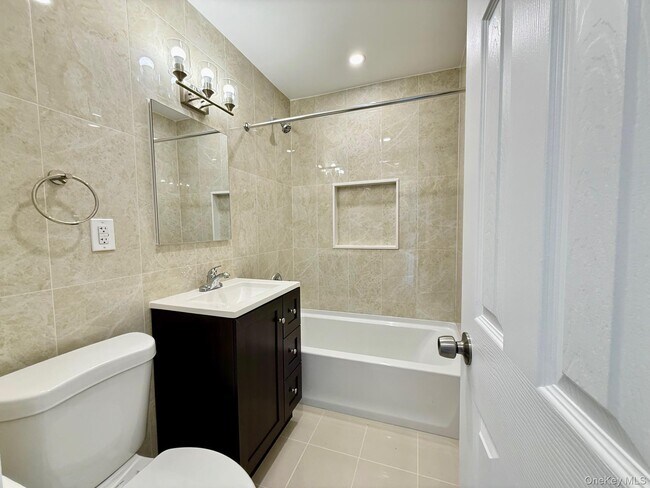 Foto del edificio - 61-60 69th Ln