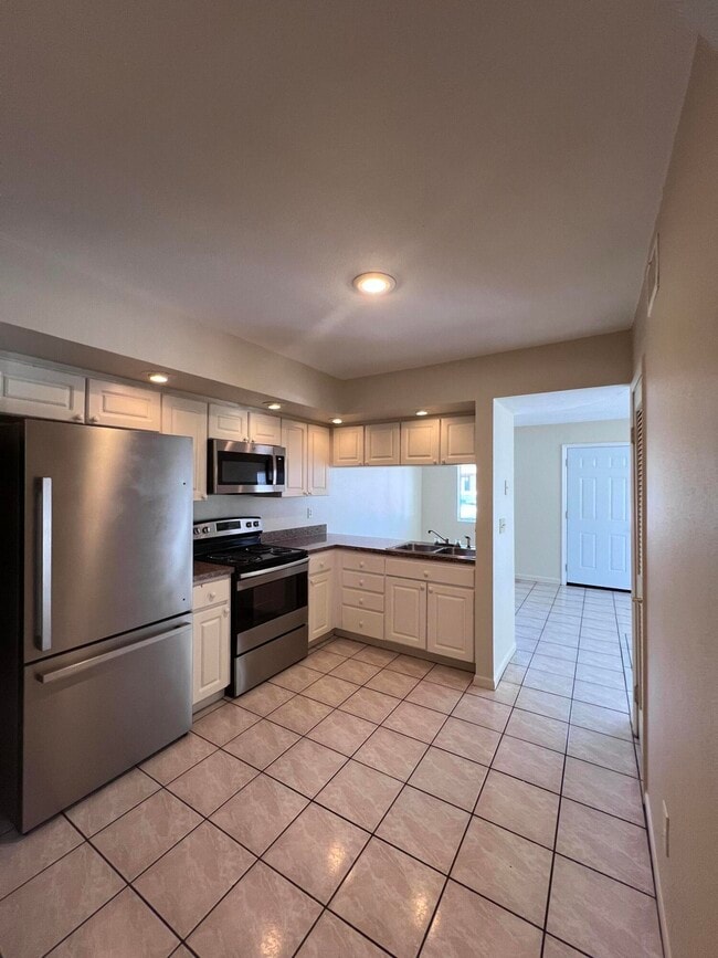 Foto del edificio - 1050 N Fiske Blvd