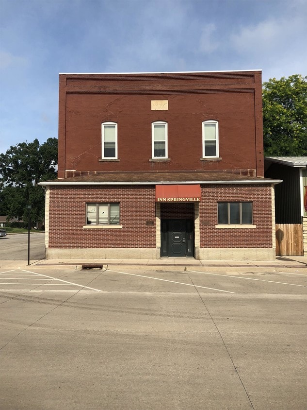 258 Broadway St Unit 1, Springville, IA 52336 Apartment for Rent in