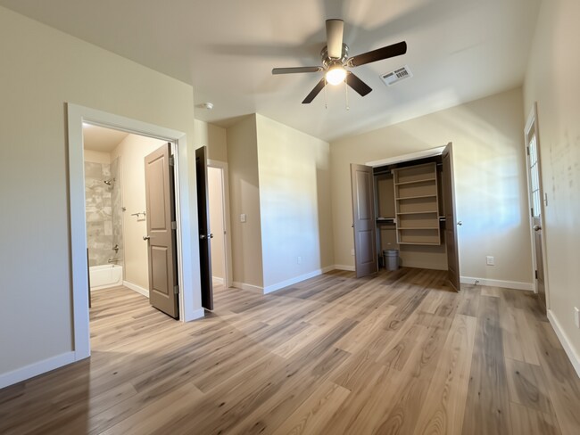 Foto del edificio - 1409 SW Bishop Rd