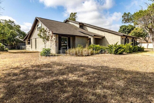 Building Photo - 405 W Tanglewood Dr