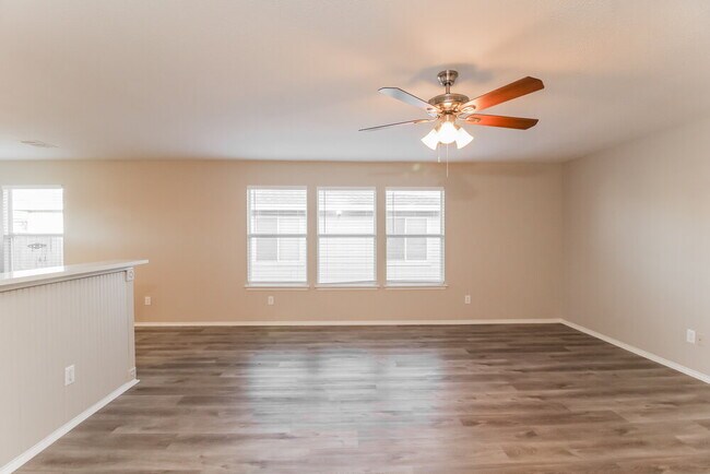 Building Photo - 1707 Crestwood Dr