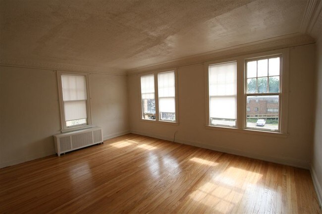 Building Photo - 2 br, 1 bath Apartment - Trocadaro Apartments