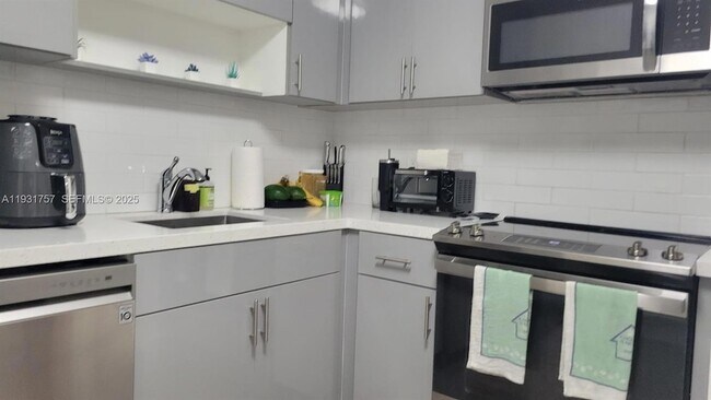 Foto del edificio - 4158 Inverrary Dr