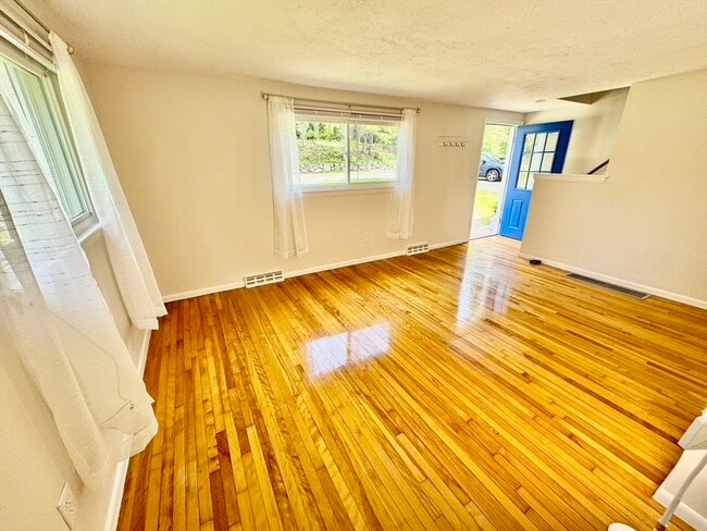 Building Photo - 116 Central St