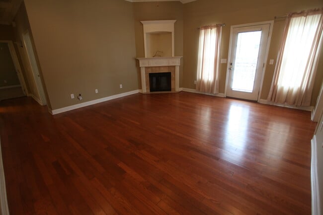 Foto del edificio - Beautiful 3bed/2bath residential home available in August!