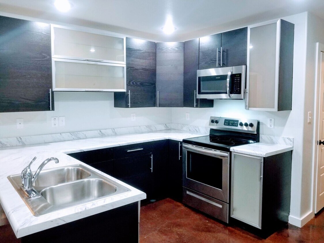 Foto principal - *****L@@K AT ME! BRYANT 3BR/2BA DUPLEX FOR...
