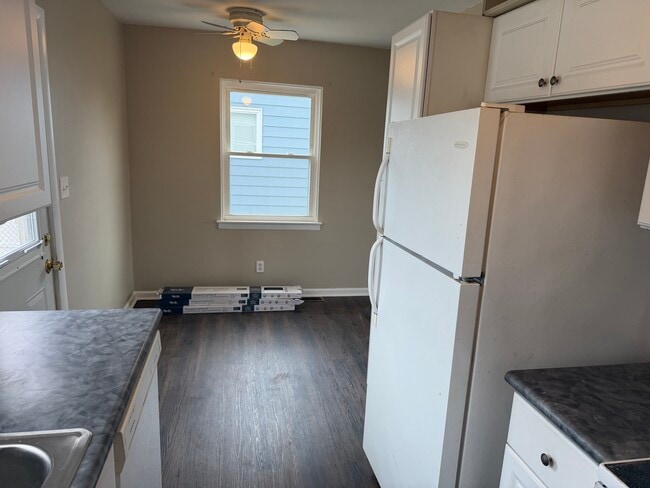Kitchen and eating area - 4284 Beechgrove Dr