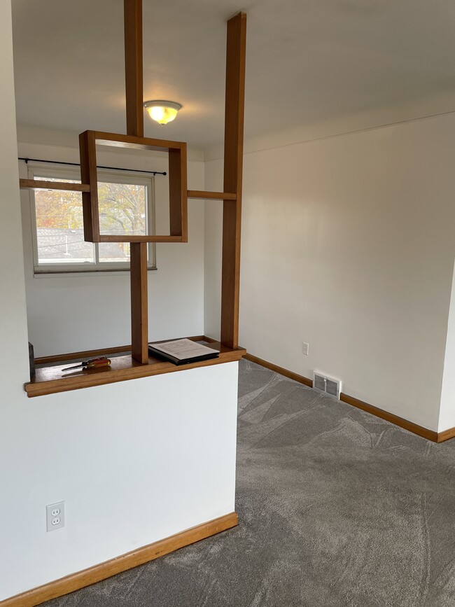 Dining Area - 2192 Vernier Rd