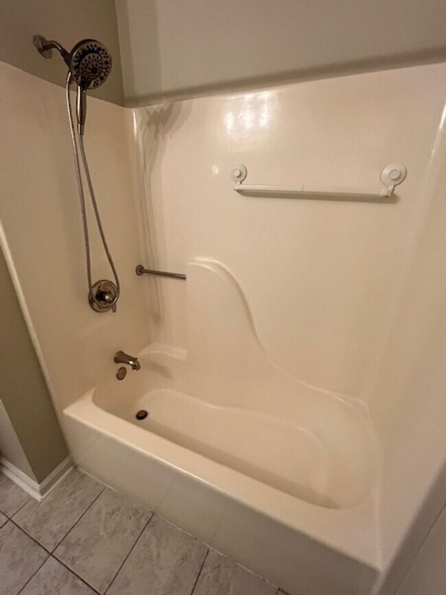 Building Photo - 2 Bedroom 1 Bath Upstairs Condo with MANY upgrades in Hunters Chase