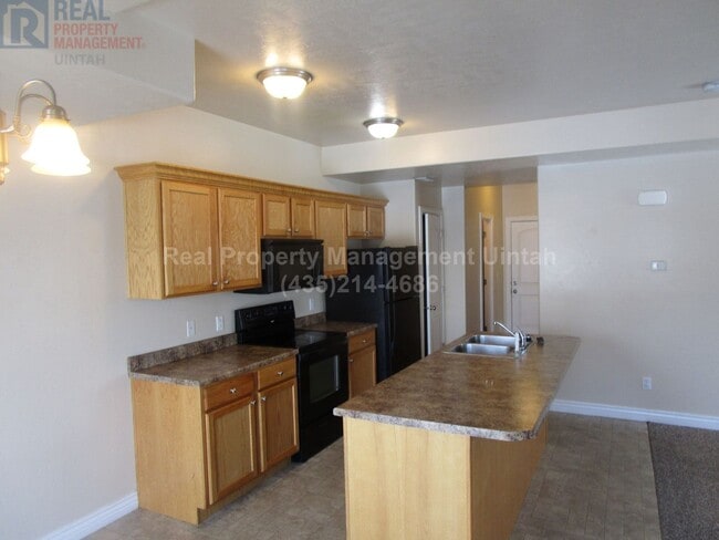Building Photo - 3 Bed 2.5 bath Townhome
