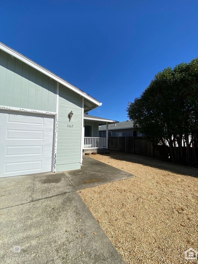 Building Photo - Updated 3bd/2ba Duplex!