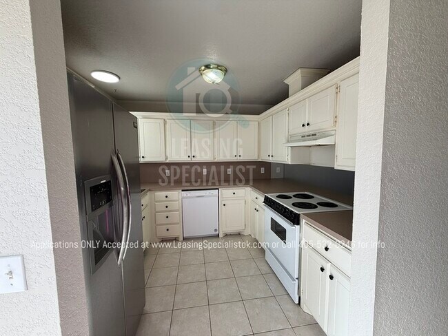 Building Photo - West Norman 3 Bed 2 Bath Garden home!