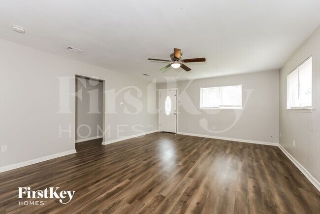 Foto del edificio - 5932 Lalagray Ln