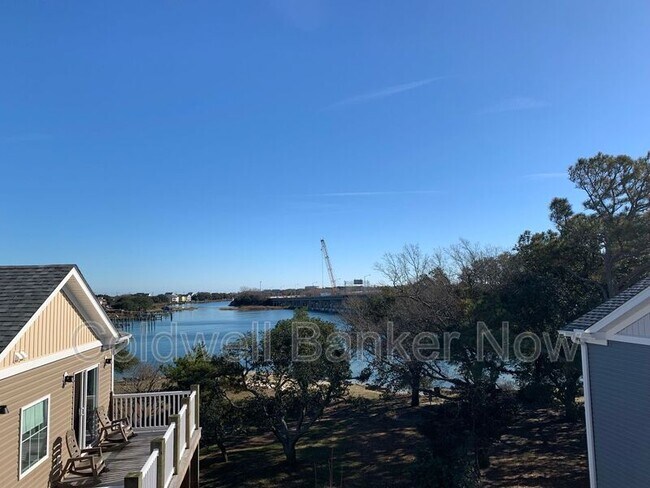 Foto del edificio - 833 Little Bay Ave