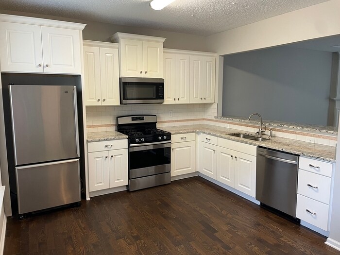 Building Photo - 3Bed/2.5Bath Clean and Convenient to Every...