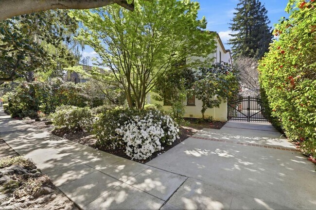 Foto del edificio - 566 E Crescent Dr